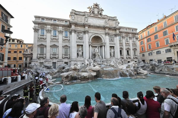 fontana-di-trevi-zrtva-na-vandali-2