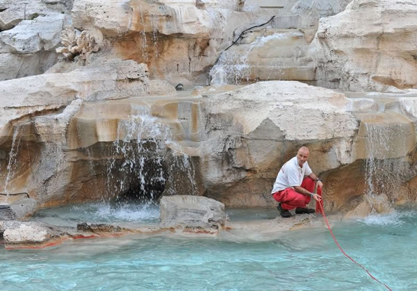 fontana-di-trevi-zrtva-na-vandali-3