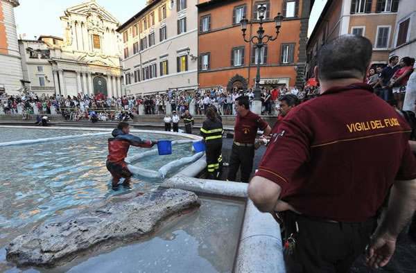 fontana-di-trevi-zrtva-na-vandali-4