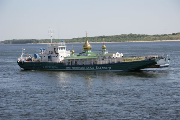 crkvata-brod-plovi-niz-rusija-1
