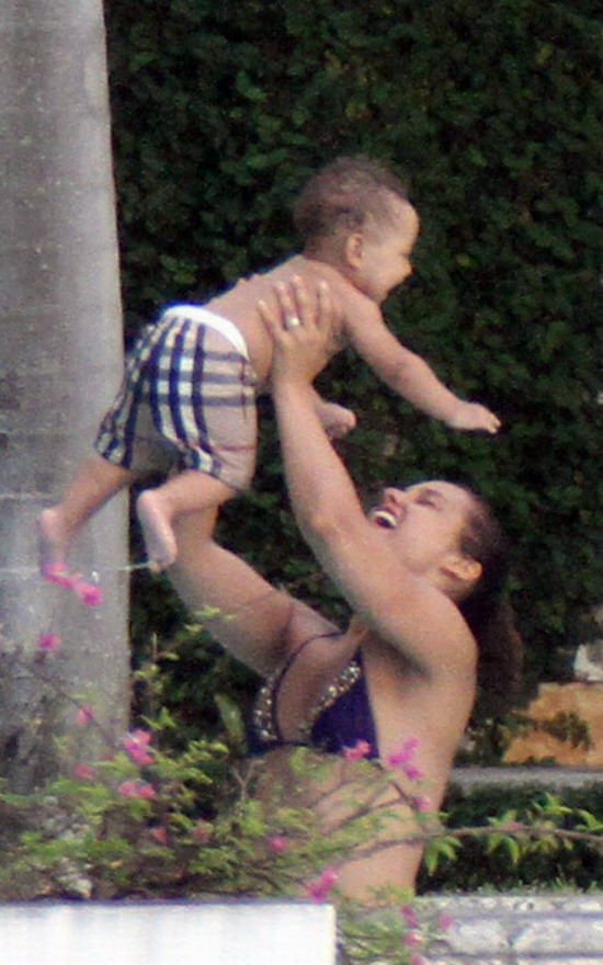 alicia-keys-mama-vo-bikini-1