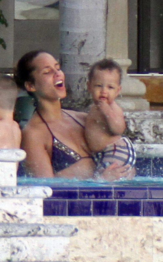 alicia-keys-mama-vo-bikini-2