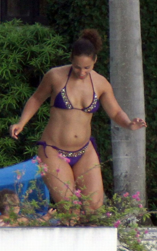 alicia-keys-mama-vo-bikini-3