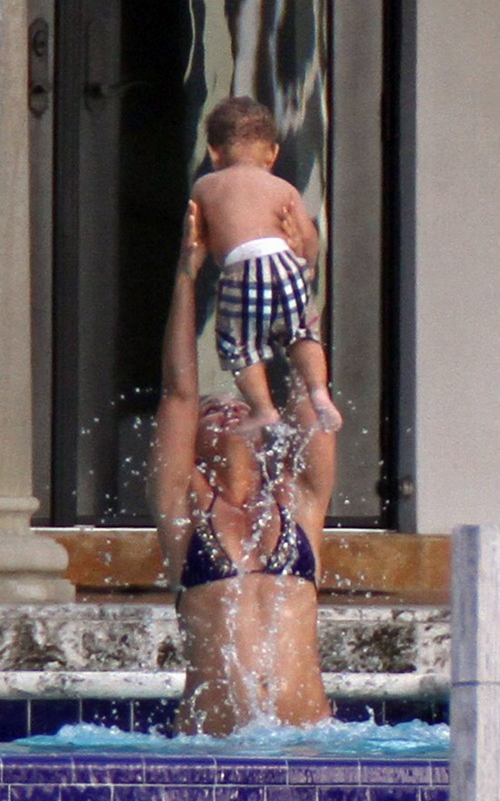 alicia-keys-mama-vo-bikini-4