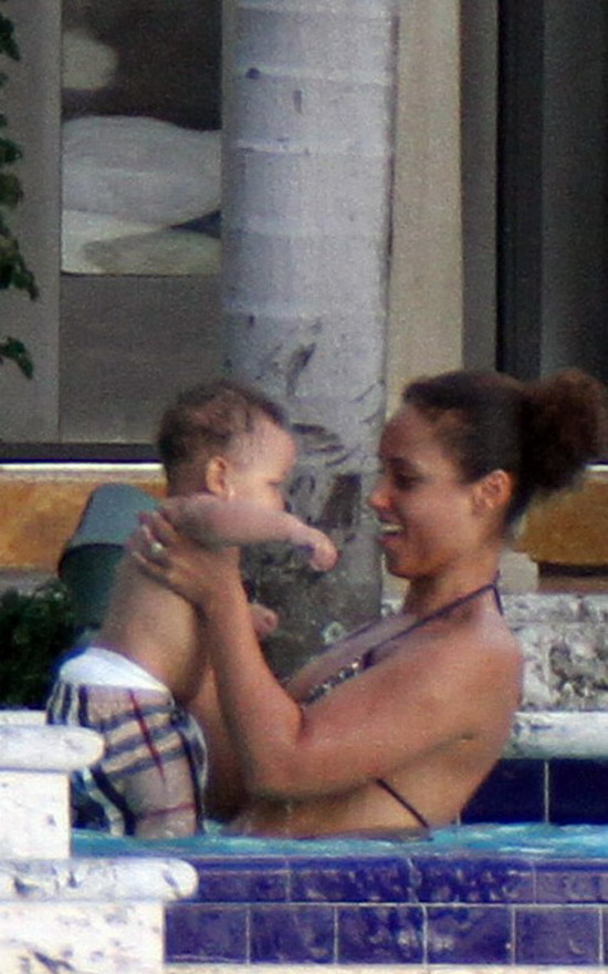 alicia-keys-mama-vo-bikini-5