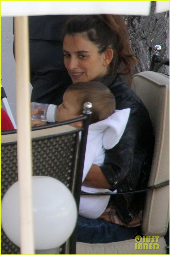 penelope-i-havier-na-rucek-so-bebeto-1