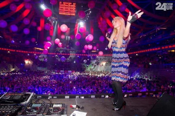 paris-hilton-klekna-na-kolena-pred-dejvid-geta-5