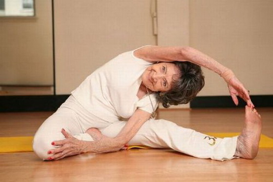 ima-92-godini-tancuva-i-e-instruktor-po-joga-8