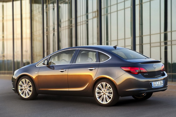oficijalno-opel-astra-sedan-1