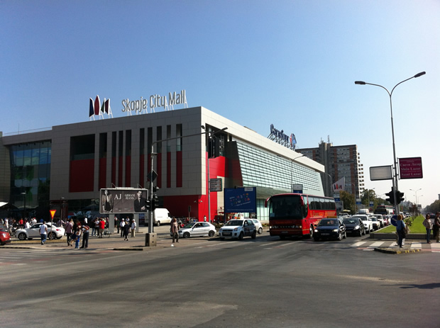 kratka-prosetka-niz-skopje-city-mall-na-prviot-raboten-den-foto-2