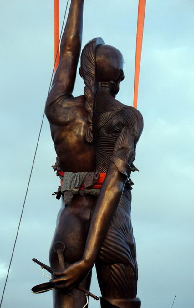 20-metri-visoka-statua-na-trudna-zena-5