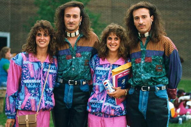 koga-vozrasni-bliznaci-se-oblekuvaat-isto-9