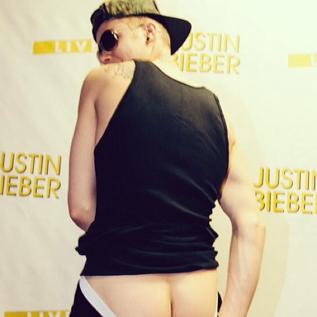 justin-bieber-si-go-pokaza-zadnikot-foto-2