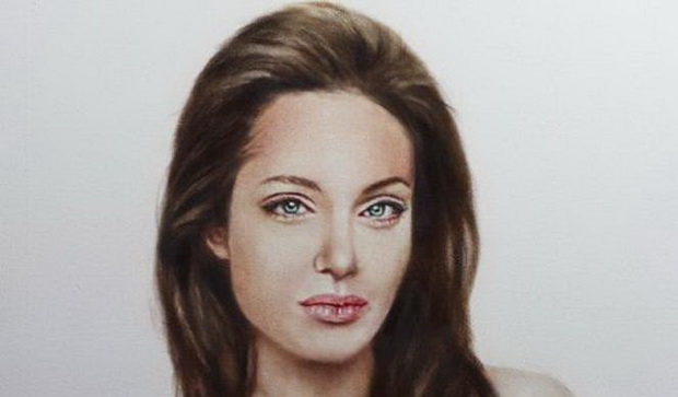 portretot-na-angelina-jolie-bez-gradi-staven-na-aukcija-foto-1