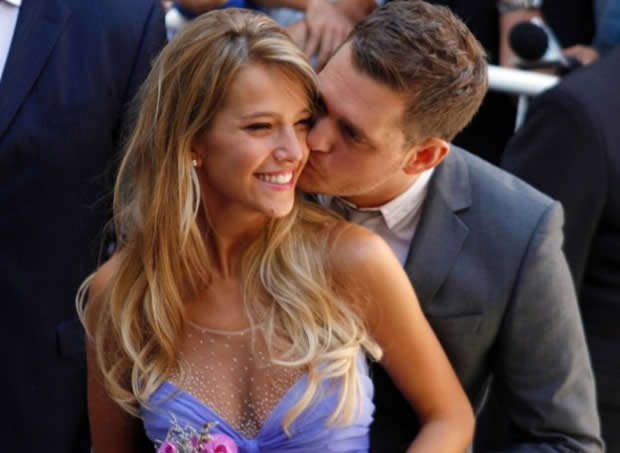 majkl-buble-i-posveti-pesna-na-soprugata-lusiana-lopilato-video-1