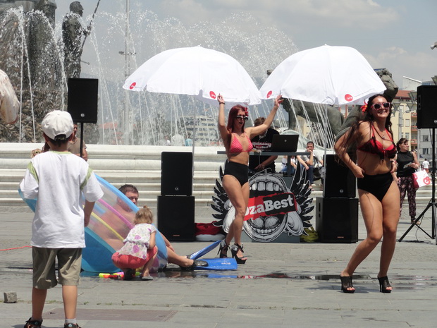 razgoleni-seksi-devojki-na-plostadot-vo-skopje-1