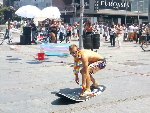 razgoleni-seksi-devojki-na-plostadot-vo-skopje-4