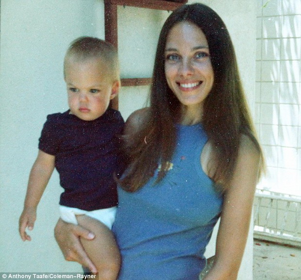retki-fotki-od-detstvoto-na-angelina-jolie-i-slicnostite-so-nejzinata-majka-06
