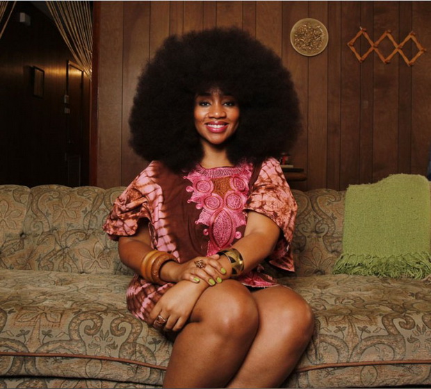 gorda-sopstvenicka-na-najbusavata-afro-frizura-03