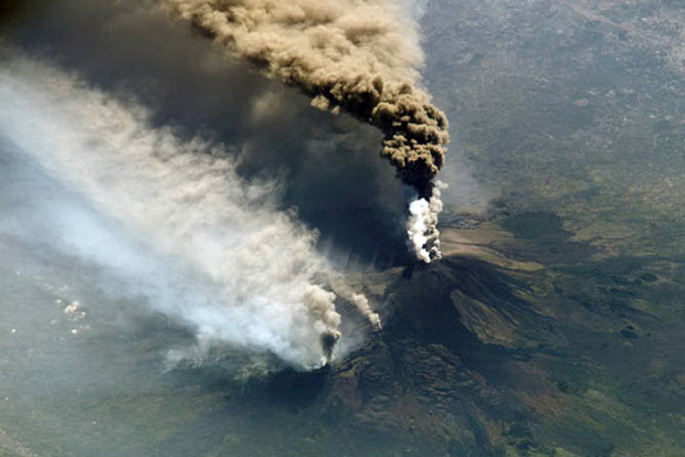 kako-izgledaat-vulkanskite-erupcii-snimeni-od-satelit-1