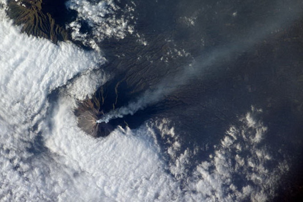 kako-izgledaat-vulkanskite-erupcii-snimeni-od-satelit-11
