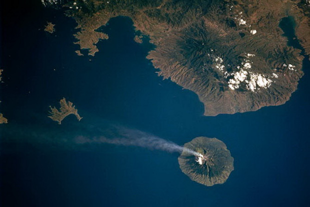 kako-izgledaat-vulkanskite-erupcii-snimeni-od-satelit-12
