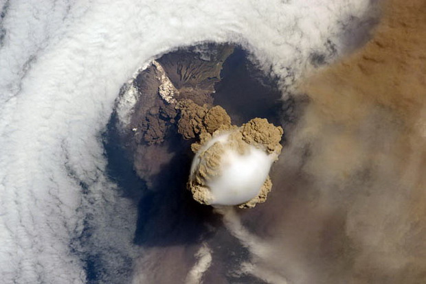 kako-izgledaat-vulkanskite-erupcii-snimeni-od-satelit-2