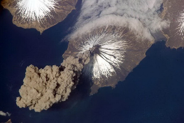 kako-izgledaat-vulkanskite-erupcii-snimeni-od-satelit-4