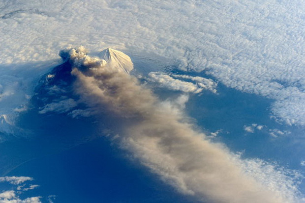 kako-izgledaat-vulkanskite-erupcii-snimeni-od-satelit-5
