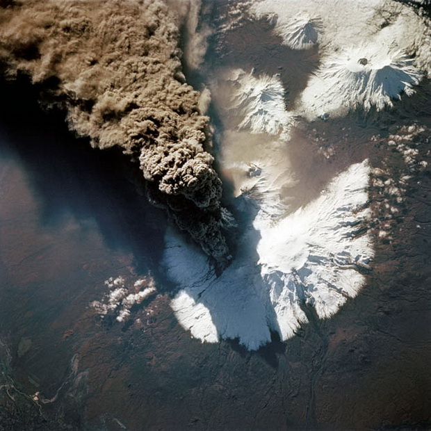 kako-izgledaat-vulkanskite-erupcii-snimeni-od-satelit-8