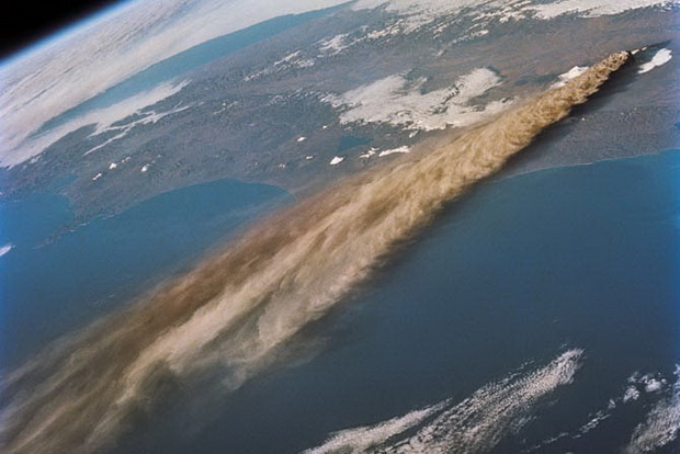 kako-izgledaat-vulkanskite-erupcii-snimeni-od-satelit-9