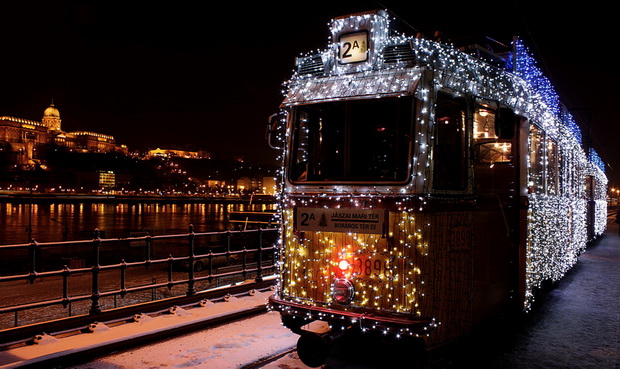 bozikno-metro-ukraseno-so-30000-svetilki-foto-01