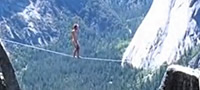 ekstremna-avantura-vrzan-za-penisot-odel-po-zica-preku-provalija-video-povekje