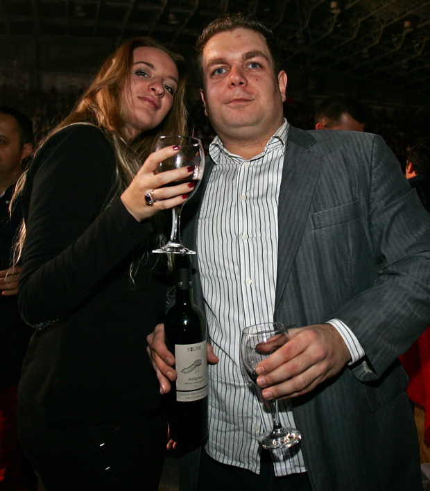 romanticno-zaprosuvanje-na-koncertot-na-gibonni-5