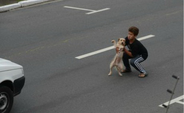 ova-e-hrabrost-i-ljubov-11-godisno-detence-go-spasuva-svoeto-kuce-foto-02