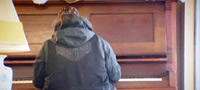 pijanist-bezdomnik-koj-ne-znae-niedna-nota-a-voodusevuva-so-svojata-muzika-video-povekje