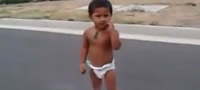 se-uste-e-vo-peleni-a-vozi-skejt-kako-profesionalec-video-povekje