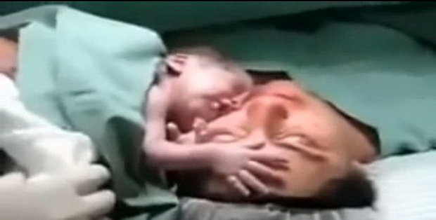 emotivno-video-prvata-pregratka-na-majkata-i-stotuku-rodenoto-bebe-01
