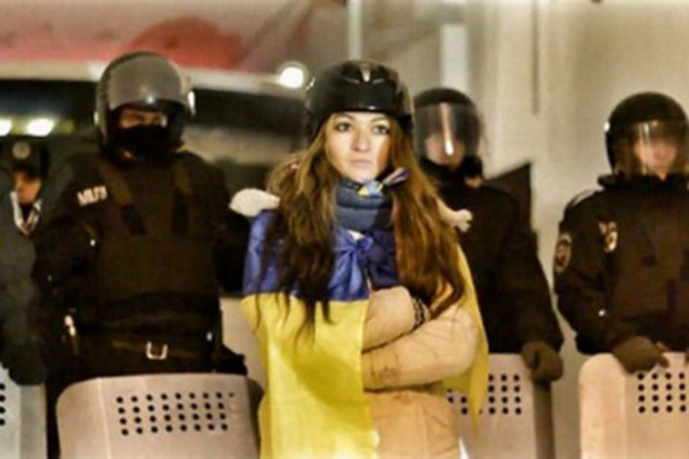 ljubovta-ne-bira-vreme-i-mesto-policaec-go-osvoi-srceto-na-demonstrantka-vo-ukraina-01