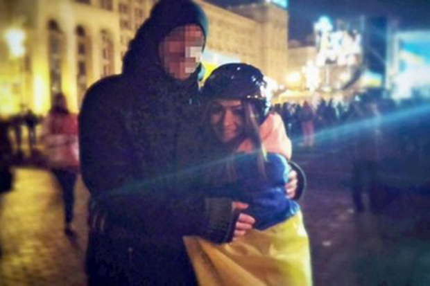 ljubovta-ne-bira-vreme-i-mesto-policaec-go-osvoi-srceto-na-demonstrantka-vo-ukraina-02