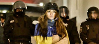 ljubovta-ne-bira-vreme-i-mesto-policaec-go-osvoi-srceto-na-demonstrantka-vo-ukraina-povekje