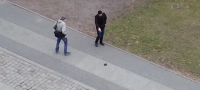 ako-izgubite-paricnik-na-ulica-kolku-lugje-bi-vi-go-vratile-video-01-povekje