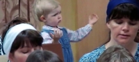 video-koe-ne-smeete-da-go-propustite-malecko-devojce-kako-profesionalen-dirigent-01-povekje