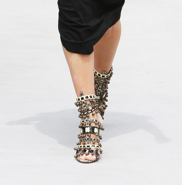 kim-kardashian-sto-imas-na-noze-stikli-so-zvonci-01