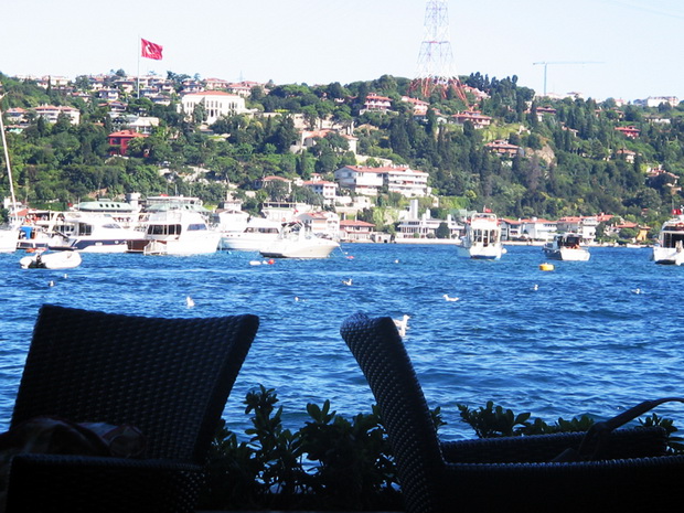 starbucks-coffee-bebek-kafule-vo-istanbul-so-neverojaten-pogled-kon-bosforot-01