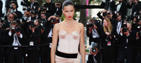 adriana-lima-predizvikuva-vo-kan-golite-noze-vo-preden-plan-foto-povekje