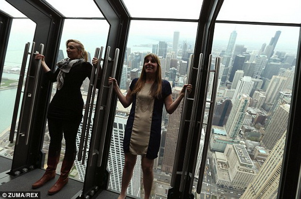 dali-ste-dovolno-hrabri-da-go-poglednete-chicago-od-305-metri-visina-3