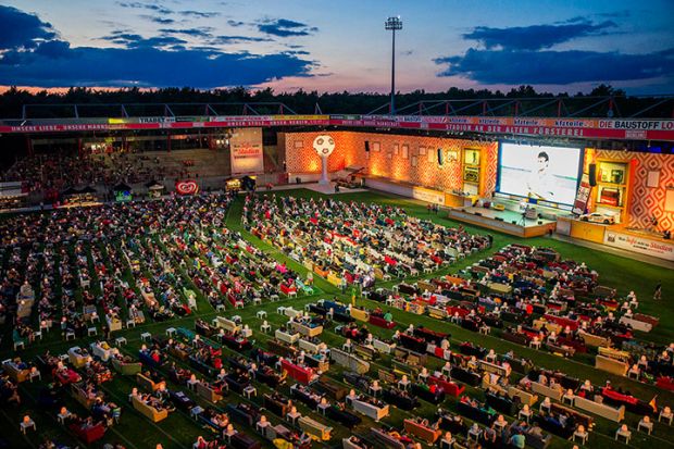 gledajte-svetsko-prvenstvo-na-stadion-vo-udoben-dvosed-foto-01