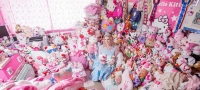 ne-moze-da-si-najde-momce-zatoa-sto-e-opsednata-so-hello-kitty-igracki-01-povekje