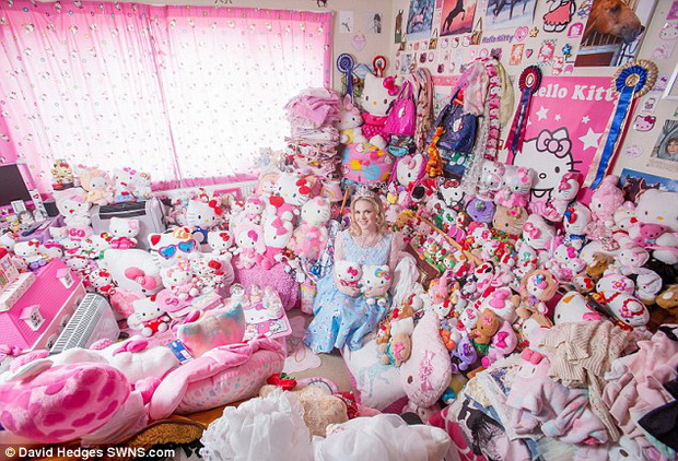 ne-moze-da-si-najde-momce-zatoa-sto-e-opsednata-so-hello-kitty-igracki-01